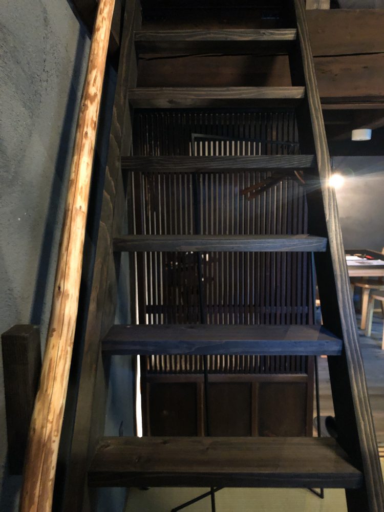 「NIPPONIA 小菅　源流の村」の部屋の階段（OHYA3）