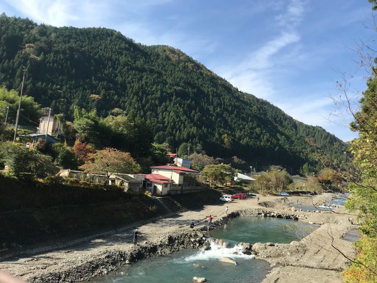 「NIPPONIA　小菅　源流の村」から白沢滝に向かうときに通る小菅川